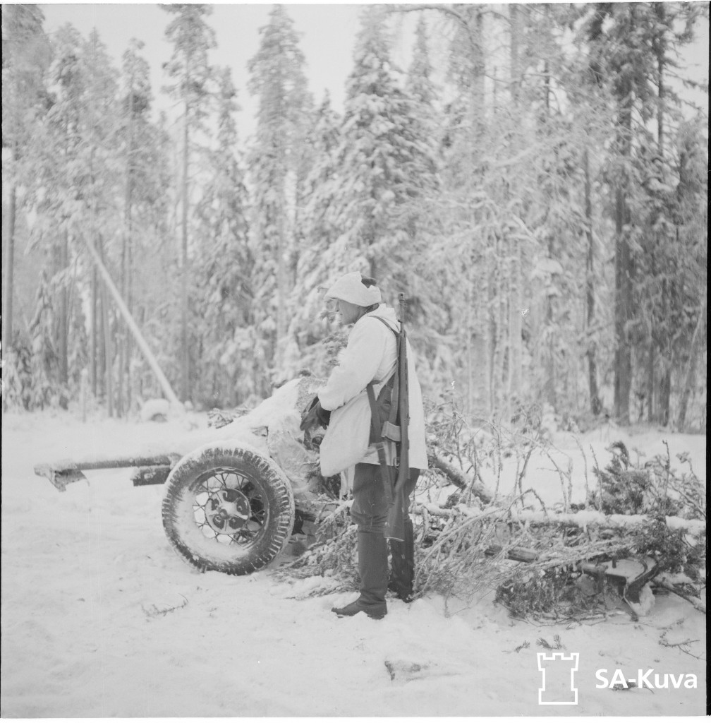 Ryssiltä vallattu hv-tykki etulinjassa suomalaisten käytössä.