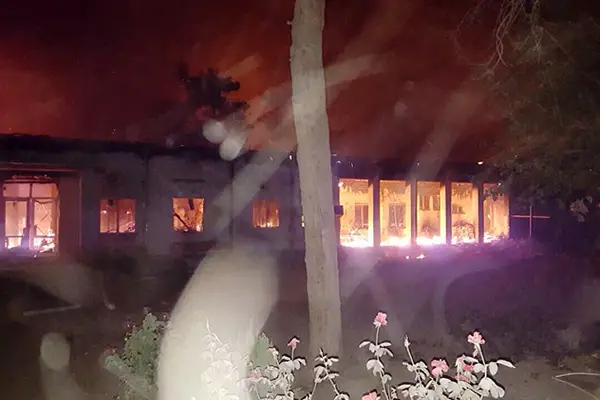 The MSF hospital in Konduz burns. 